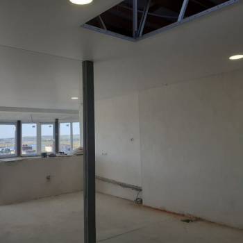 Продается 1-комнатная квартира, 130 м²