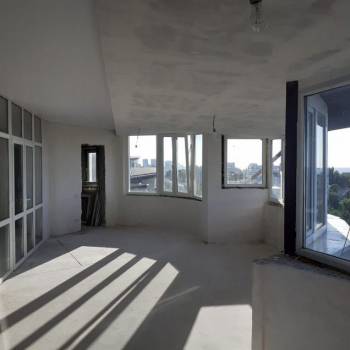 Продается 1-комнатная квартира, 130 м²