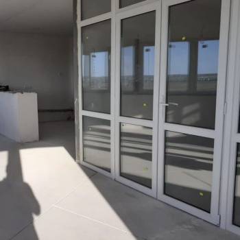 Продается 1-комнатная квартира, 130 м²