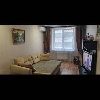 Продается 1-комнатная квартира, 42 м²