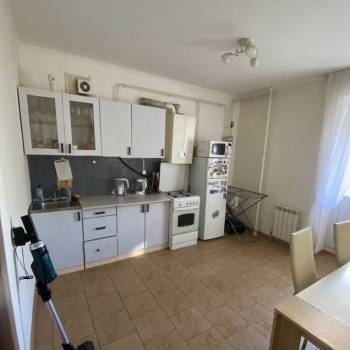 Продается 1-комнатная квартира, 42 м²