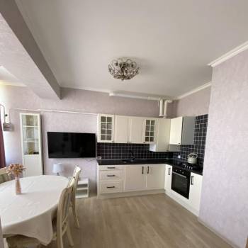 Продается 1-комнатная квартира, 80,7 м²