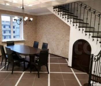 Продается Многокомнатная квартира, 180 м²