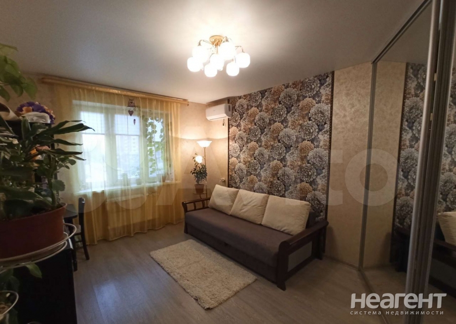 Продается 1-комнатная квартира, 42 м²