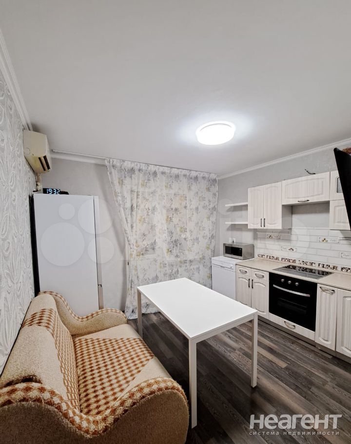 Продается 1-комнатная квартира, 42 м²