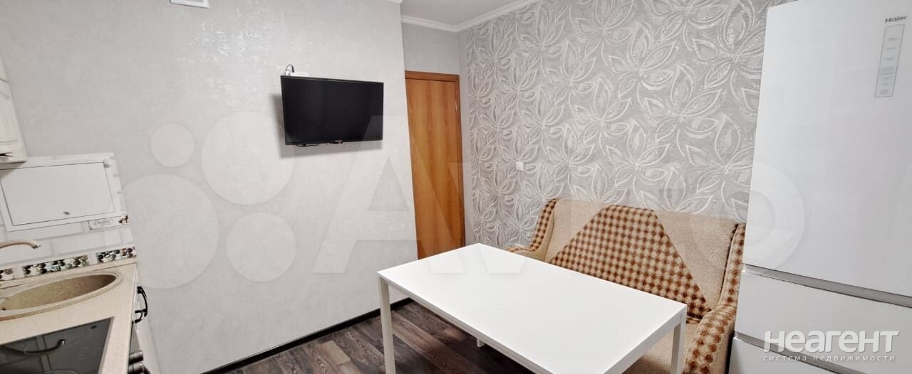 Продается 1-комнатная квартира, 42 м²