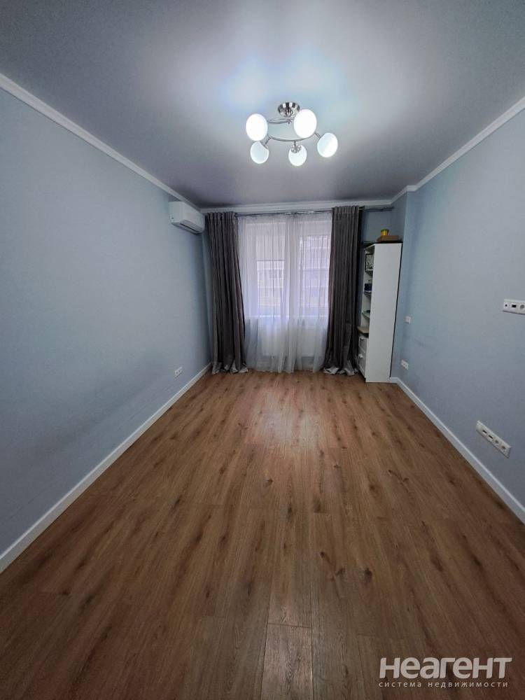 Продается 1-комнатная квартира, 37 м²