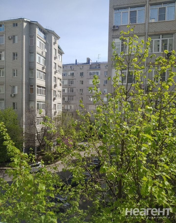 Продается 1-комнатная квартира, 63 м²