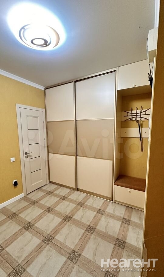 Продается 1-комнатная квартира, 64 м²