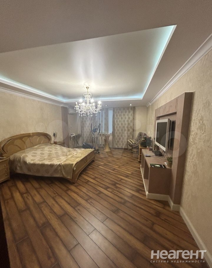 Продается 3-х комнатная квартира, 160,8 м²