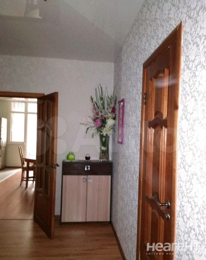 Продается 1-комнатная квартира, 64 м²