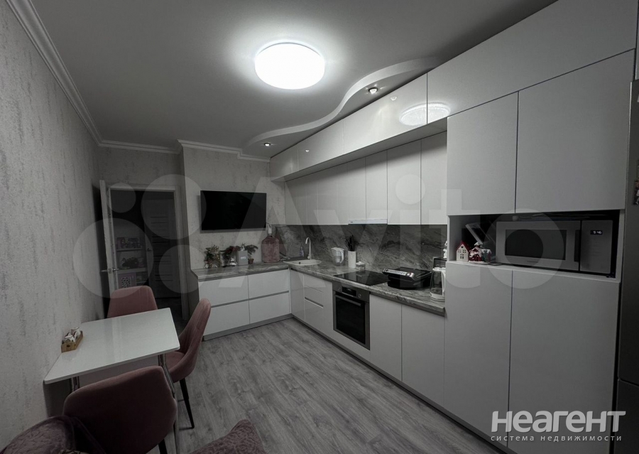 Продается 1-комнатная квартира, 42 м²