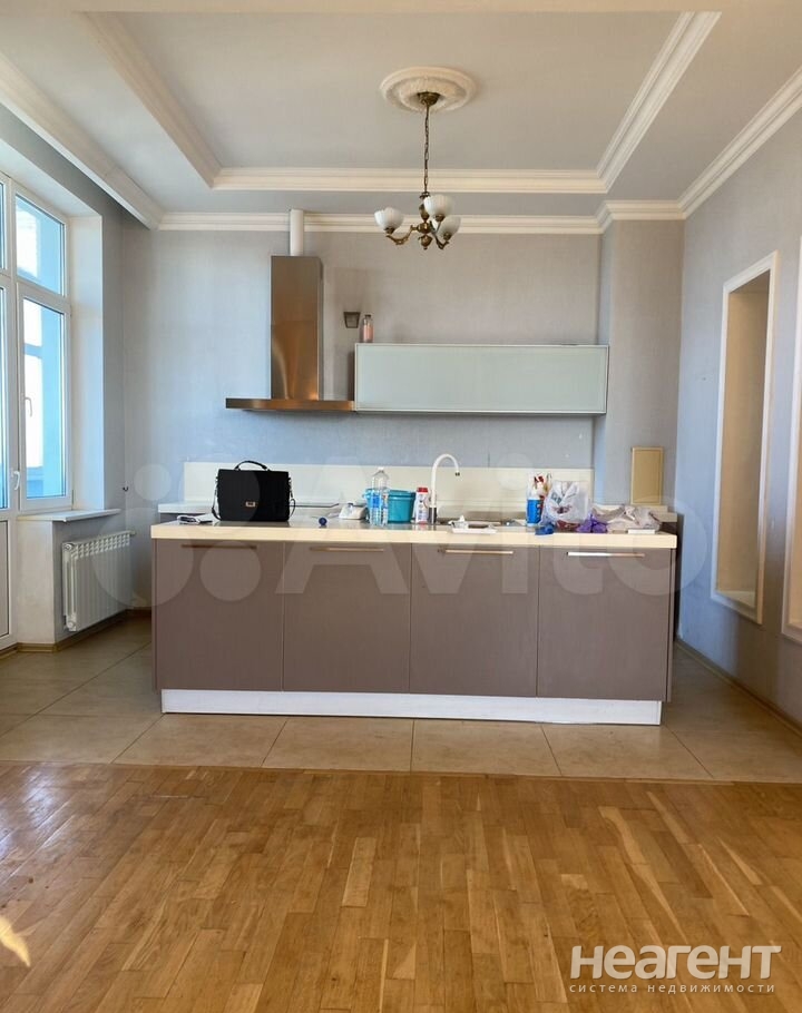 Продается 3-х комнатная квартира, 143 м²