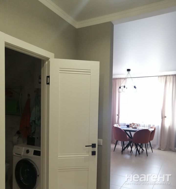 Продается 1-комнатная квартира, 42 м²