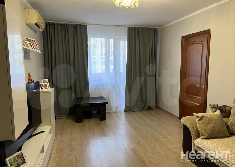 Продается Многокомнатная квартира, 77 м²