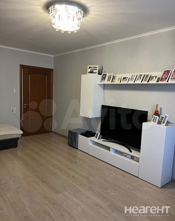 Продается Многокомнатная квартира, 77 м²