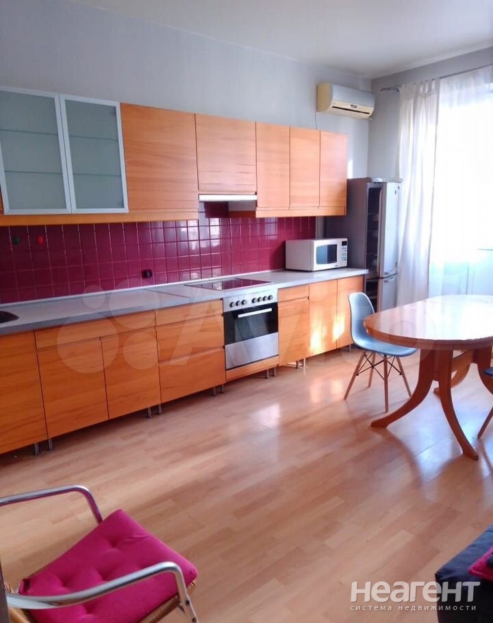 Сдается 1-комнатная квартира, 53 м²