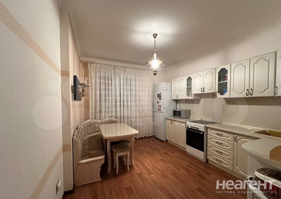 Продается 1-комнатная квартира, 42 м²