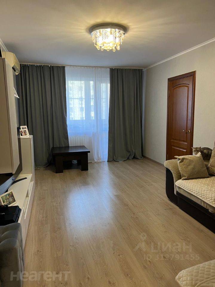 Продается Многокомнатная квартира, 77 м²