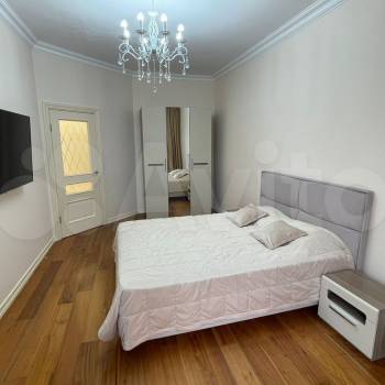 Продается 1-комнатная квартира, 82 м²