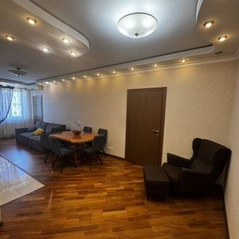 Продается 1-комнатная квартира, 67 м²