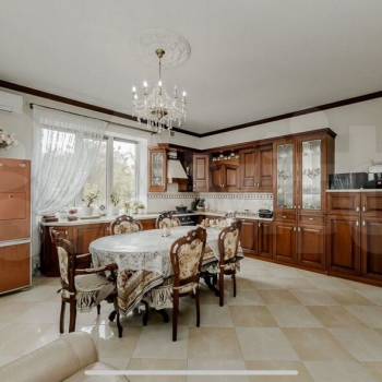 Продается Дом, 180 м²