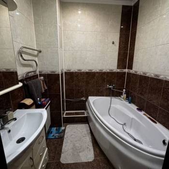 Продается 1-комнатная квартира, 42 м²