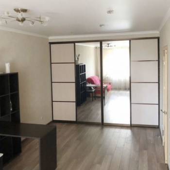 Продается 1-комнатная квартира, 42 м²