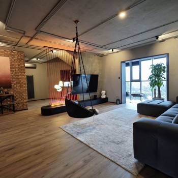 Продается 1-комнатная квартира, 157,4 м²