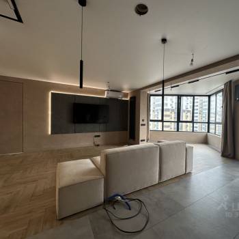 Продается 1-комнатная квартира, 89,7 м²