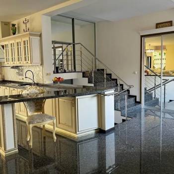 Продается 3-х комнатная квартира, 177 м²