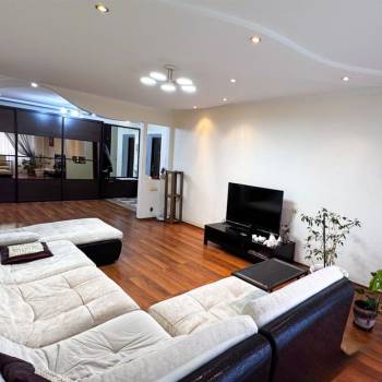 Продается 3-х комнатная квартира, 101 м²