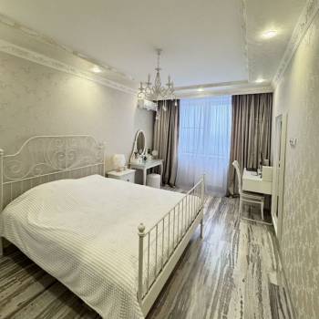 Продается 1-комнатная квартира, 79,7 м²