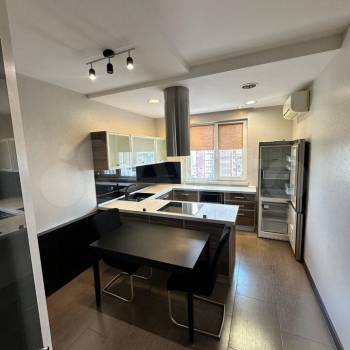 Сдается 1-комнатная квартира, 58 м²