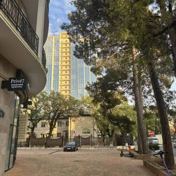 Продается 1-комнатная квартира, 120,9 м²