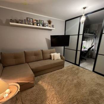 Продается 1-комнатная квартира, 42 м²