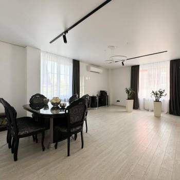 Продается 3-х комнатная квартира, 130 м²