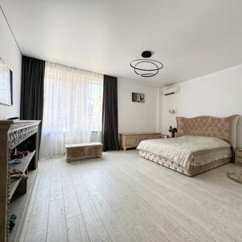 Продается 3-х комнатная квартира, 130 м²