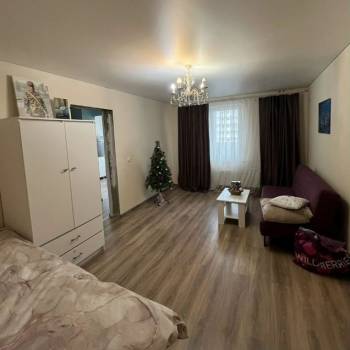 Продается 1-комнатная квартира, 42 м²