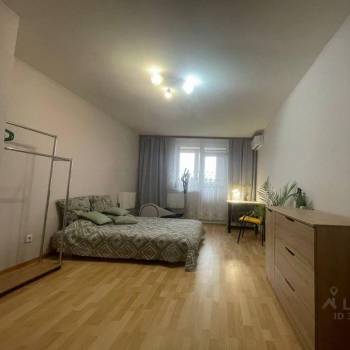 Продается 1-комнатная квартира, 42 м²