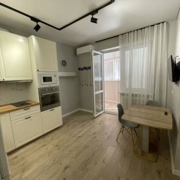 Продается 1-комнатная квартира, 42 м²
