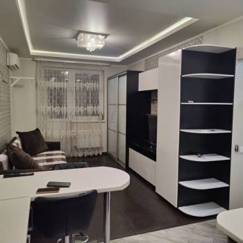 Продается 1-комнатная квартира, 42 м²