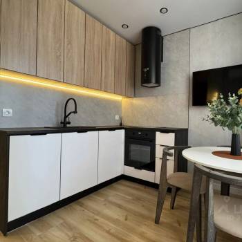 Продается 1-комнатная квартира, 42 м²