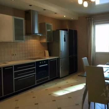 Сдается 2-х комнатная квартира, 94 м²