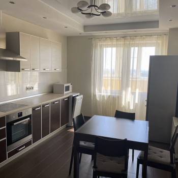 Сдается 2-х комнатная квартира, 90 м²