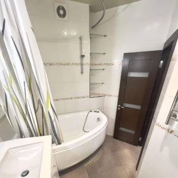 Сдается 1-комнатная квартира, 56 м²