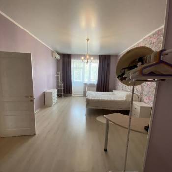 Сдается 1-комнатная квартира, 64 м²