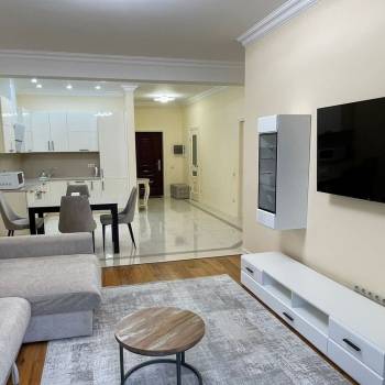 Продается 1-комнатная квартира, 82 м²