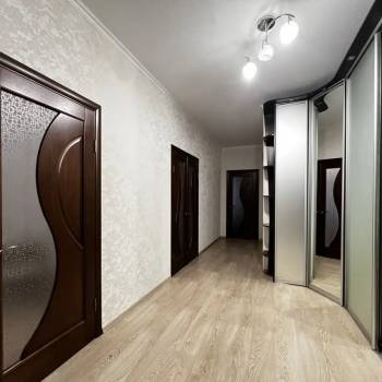 Сдается 2-х комнатная квартира, 77 м²