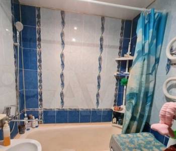 Продается Многокомнатная квартира, 77 м²